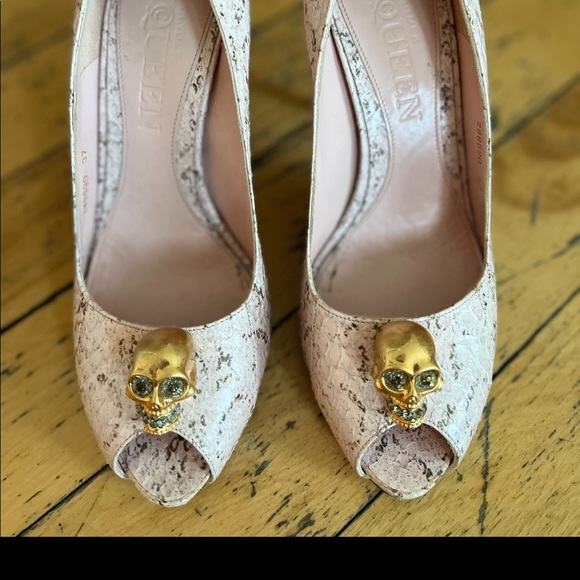 Alexander McQueen blush pink snakeskin Stiletto with skull Swarovski detail - Picture 2 of 7